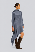 Синя рокля от сатен с висока яка и асиметричен подгъв